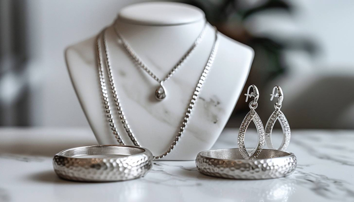 Les avantages de l'acier inoxydable pour des bijoux durables et élégants